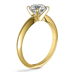 Foto Configuración de anillo de compromiso amarillo solitario clásico de