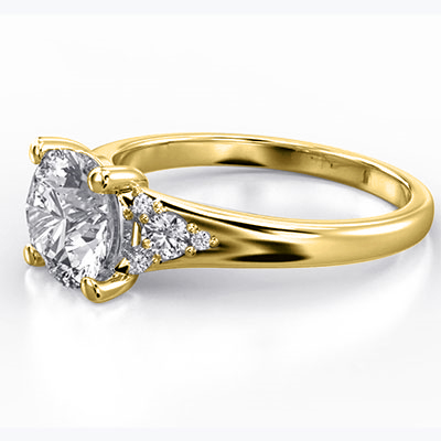 Anillo de compromiso ovalado en oro amarillo con banda dividida y diamantes laterales
